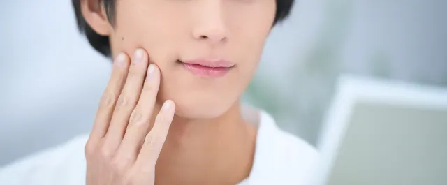 スキンケアする男性