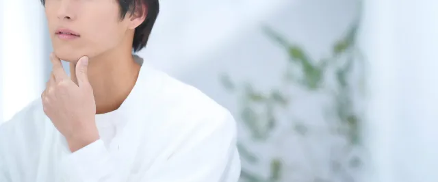 スキンケアする男性