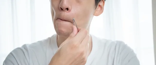 スキンケアする男性