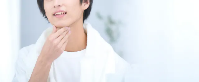 スキンケアする男性