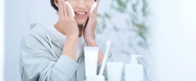 スキンケアする男性