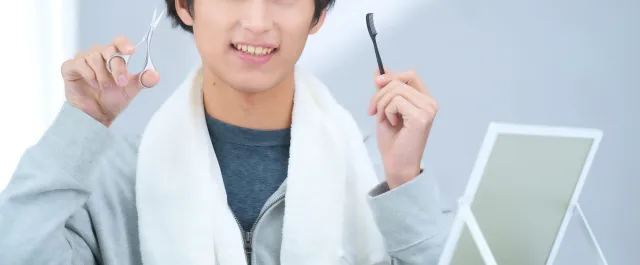 スキンケアする男性