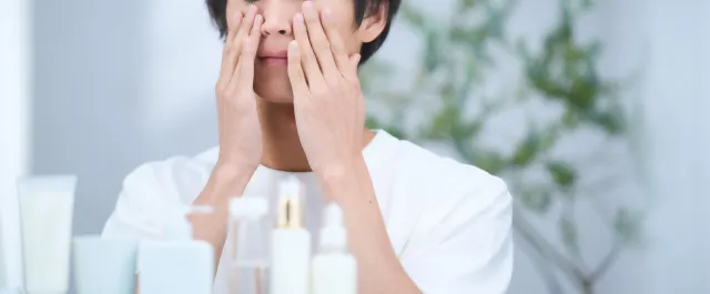 スキンケアする男性