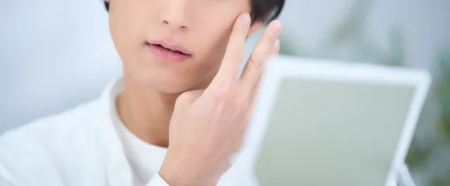 スキンケアする男性