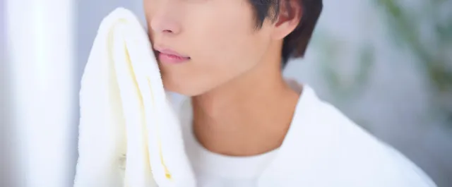 スキンケアする男性