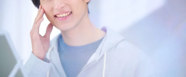 スキンケアする男性