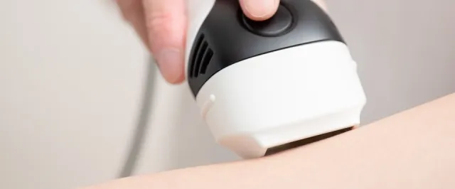 スキンケアする男性